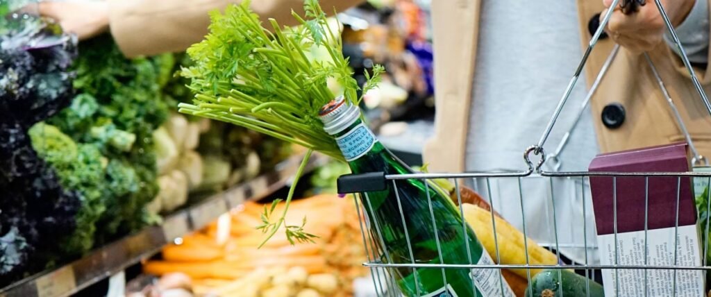 Έρχονται νέες αλλαγές στα ταμπελάκια των σούπερ μάρκετ: Πώς θα ενημερώνονται οι καταναλωτές για μειωμένες ποσότητες και τιμές