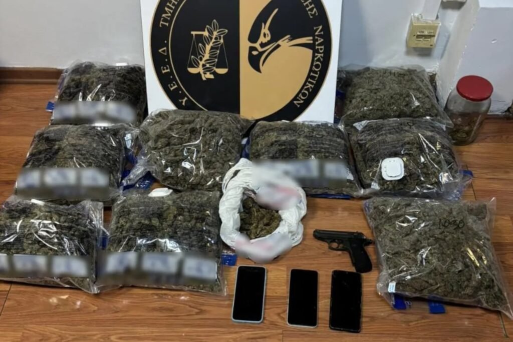 Χαλάνδρι: Συλλήφθηκε 46χρονος Αλλοδαπός με 9 Κιλά Κάνναβης και Πιστόλι-Ρέπλικα Στο Σπίτι του (Δείτε Βίντεο)