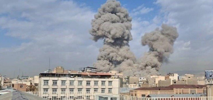 Μέση Ανατολή: Μεγάλης Κλίμακας Πλήγματα από την Τεχεράνη – Στο Στόχαστρο το Τελ Αβίβ και Βάσεις των ΗΠΑ