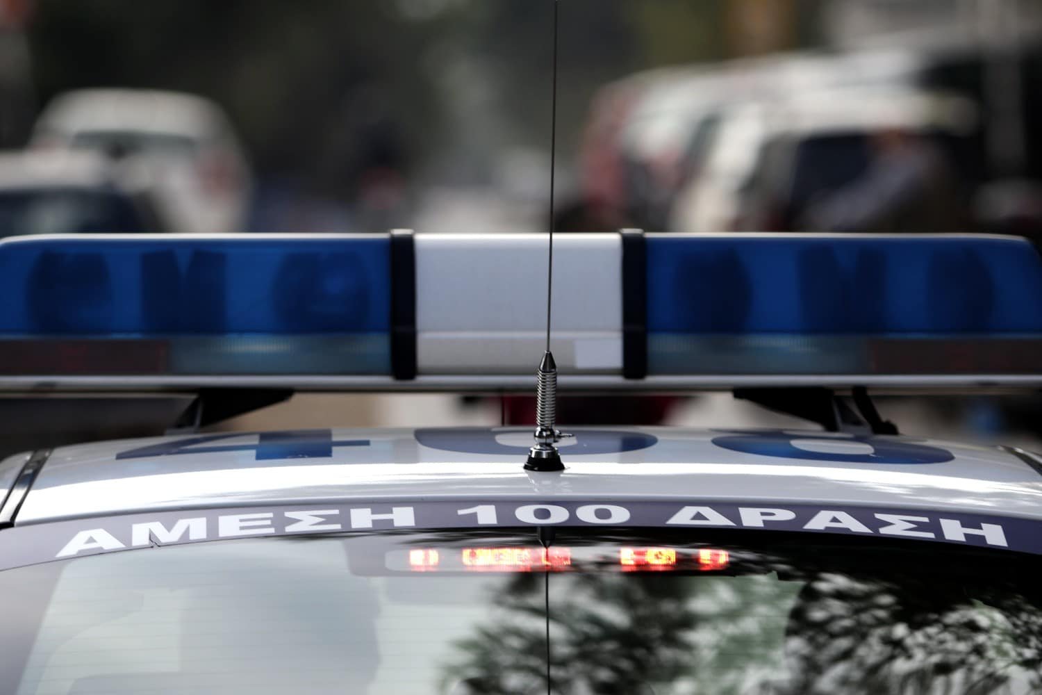 Συγκλονιστική Κλοπή στη Θεσσαλονίκη: 26χρονος Αφαίρεσε Τσαντάκι με 13.000 Ευρώ από Εγκαταλελειμμένο Όχημα