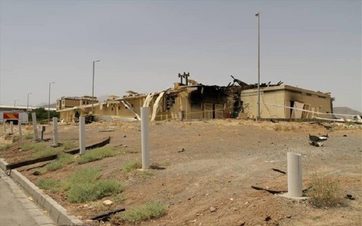 Συγχρονισμένες Επιθέσεις: Αμερικανο-Ισραηλινά Πλήγματα σε Αποθήκη Πετρελαίου στην Τεχεράνη και Θύμα στο Ντουμπάι