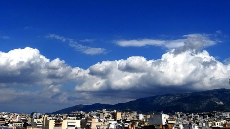 Αίθριος Καιρός με Τοπικές Βροχές Σήμερα: Σταθερή Θερμοκρασία σε όλη τη Χώρα