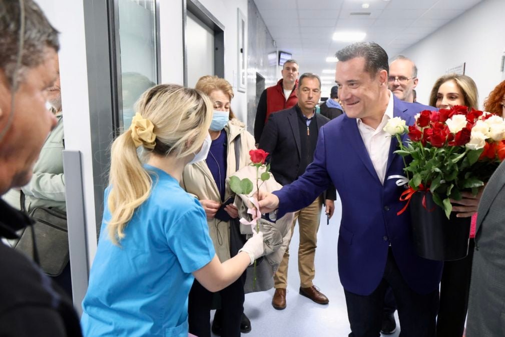 Τιμή στην Παγκόσμια Ημέρα της Γυναίκας: Ο Άδωνις Γεωργιάδης στο Νοσοκομείο «Ερυθρός Σταυρός»