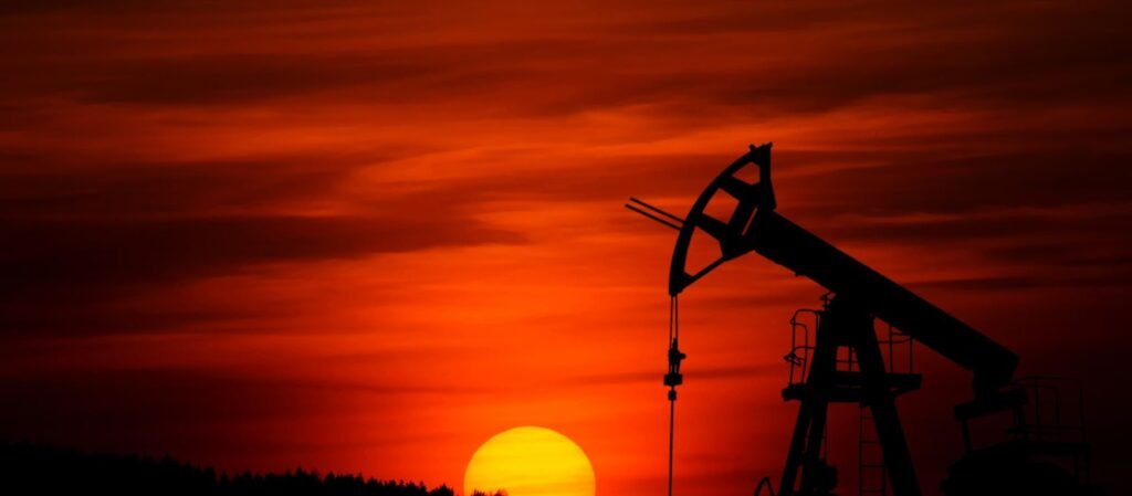 Μέση Ανατολή: Οι 3 κρίσιμες εβδομάδες για την ελληνική οικονομία – Fuel pass, επιδοτήσεις ρεύματος και πλαφόν στα κέρδη υπό εξέταση