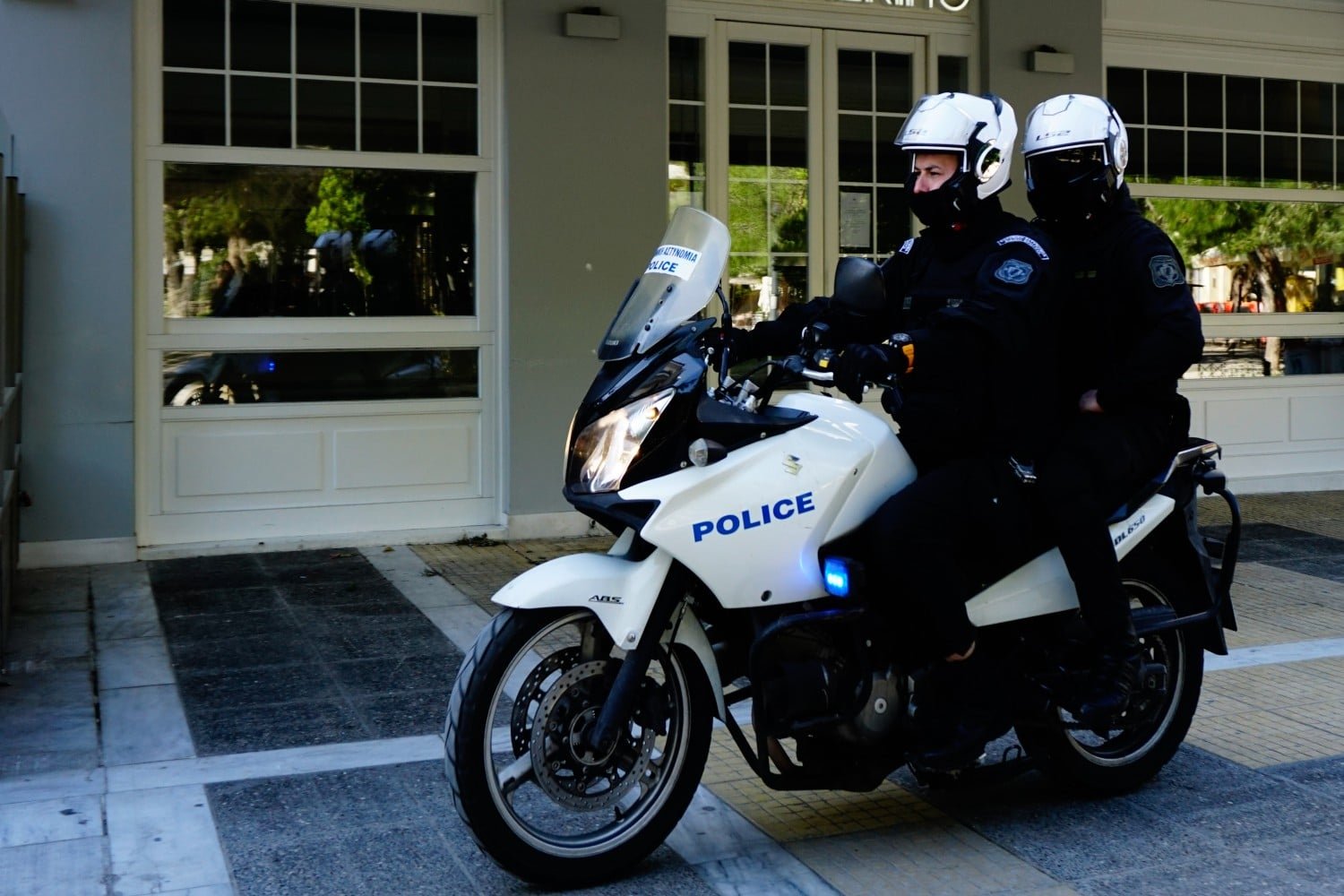 Εφιάλτης στα γραφεία του ΕΦΚΑ στην Ομόνοια: 61χρονος εισέβαλε απειλώντας υπαλλήλους με στυλιάρι, βρέθηκε και με μαχαίρι