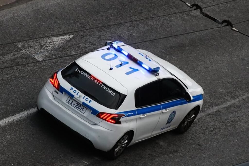 Θεσσαλονίκη: 80χρονος προκάλεσε ζημιές σε τραπεζικό υποκατάστημα με το αυτοκίνητό του – «Κατέσχεσαν το σπίτι μου»