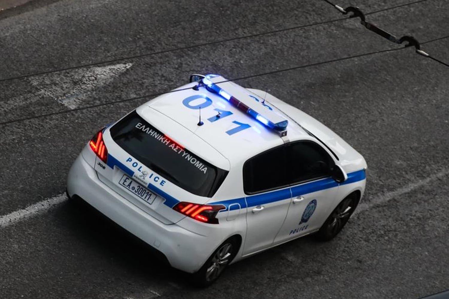 Θεσσαλονίκη: 80χρονος προκάλεσε ζημιές σε τραπεζικό υποκατάστημα με το αυτοκίνητό του – «Κατέσχεσαν το σπίτι μου»