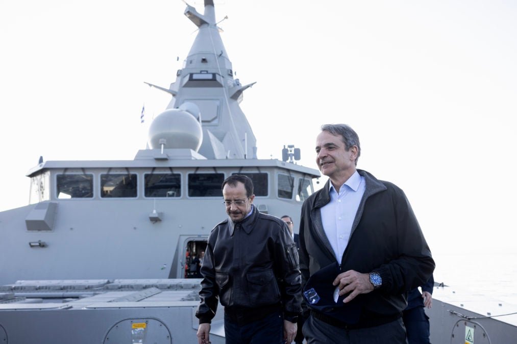 Στην Φρεγάτα “Κίμων”: Μητσοτάκης & Χριστοδουλίδης Επιθεώρησαν την Αμυντική Συνδρομή της Ελλάδας στην Κύπρο – “Κάνουμε το Καθήκον μας”, Δήλωσε ο Έλληνας Πρωθυπουργός