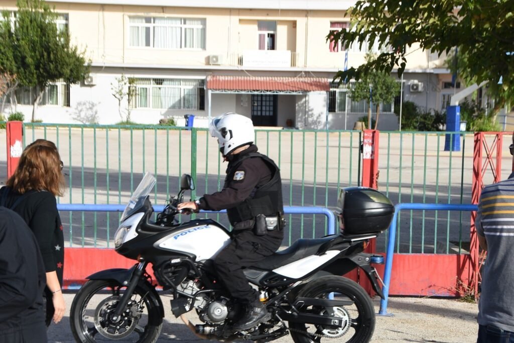 Σοκ στα Άνω Λιόσια: Καθηγητής ξυλοκοπήθηκε από συγγενή μαθητή, μετά από επεισόδιο με τον γιο του