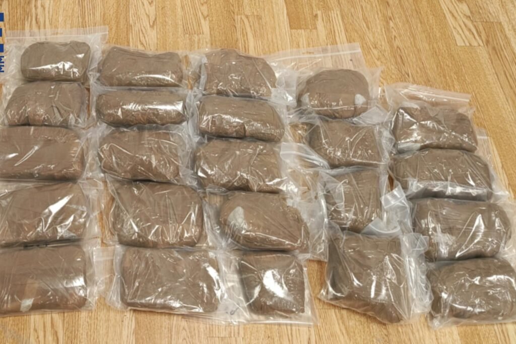 Σπουδαία Επιτυχία της Αστυνομίας: 13,5+ Κιλά Ηρωίνης Εντοπίστηκαν σε «Καβάτζα» στο Ρέντη – Δύο Συλλήψεις