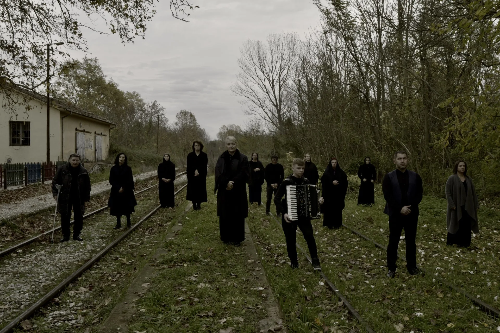 “Βαγόνια στη βροχή”: Η νέα ταινία του Θωμά Σίδερη, μια βουτιά στην ανθρωπογεωγραφία των Βαλκανίων