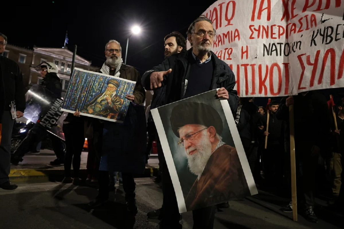 Παναγιώτης Λαφαζάνης: Συμμετοχή σε αντιπολεμική συγκέντρωση στην Αθήνα με πορτρέτο του Αλί Χαμενεΐ