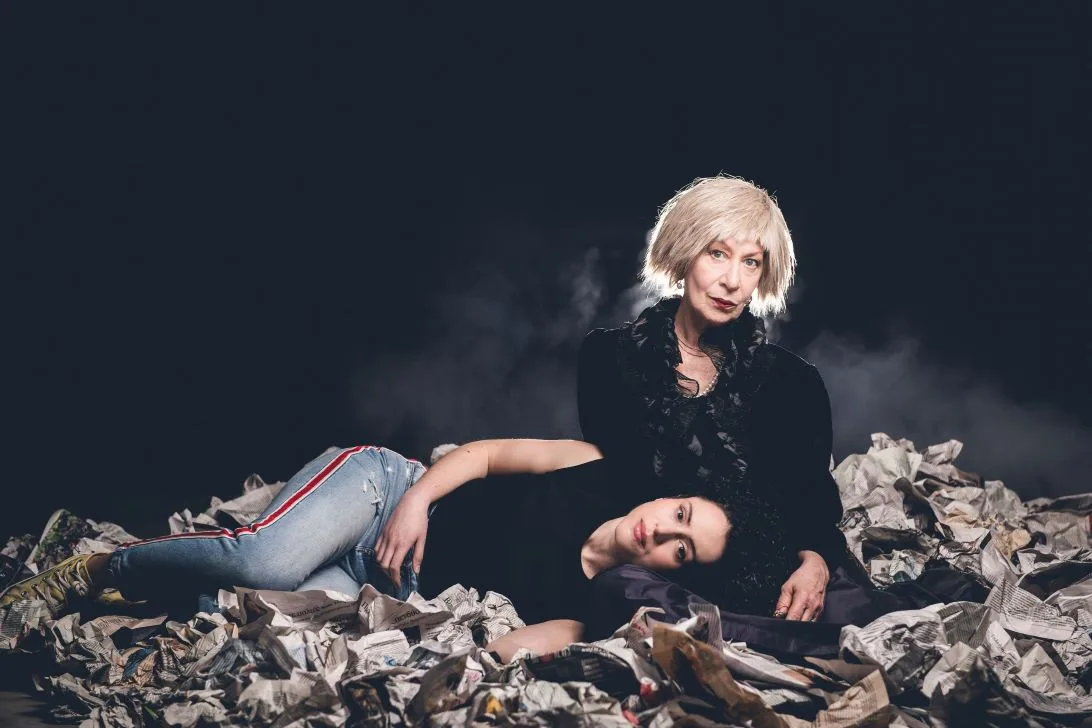 «Ο Σκύλος που έκλαιγε βουβά τις Νύχτες»: Μια συγκλονιστική ιστορία ενδοοικογενειακής βίας από τον Θέμη Μουμουλίδη στο Θέατρο Auditorium