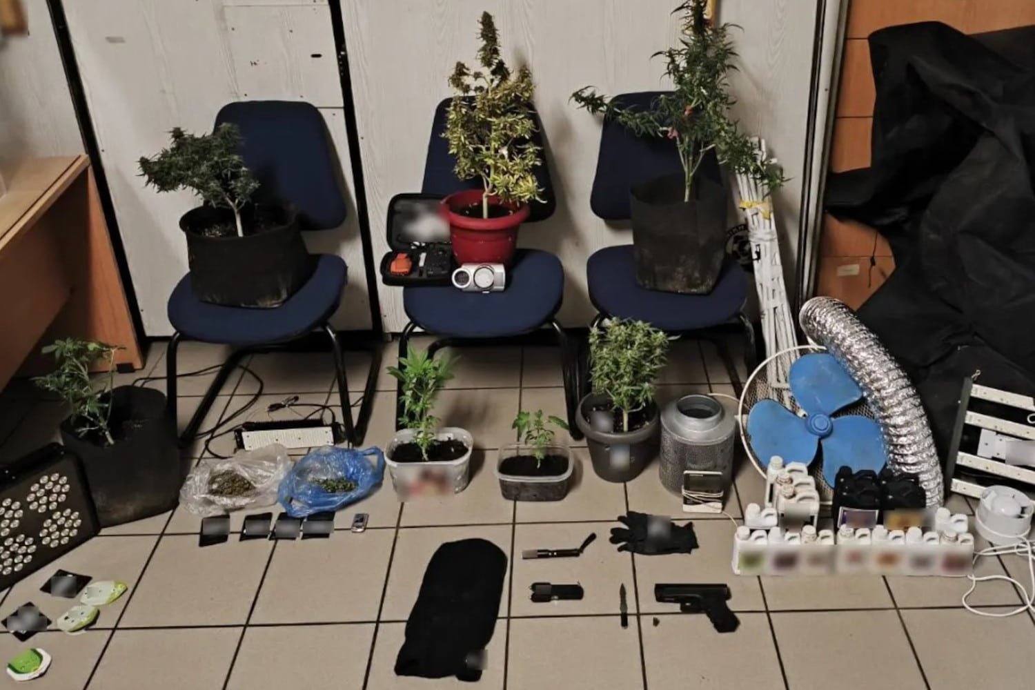 Άγιοι Ανάργυροι: 42χρονος συνελήφθη με εργαστήριο κάνναβης και ηρωίνη στο σπίτι του