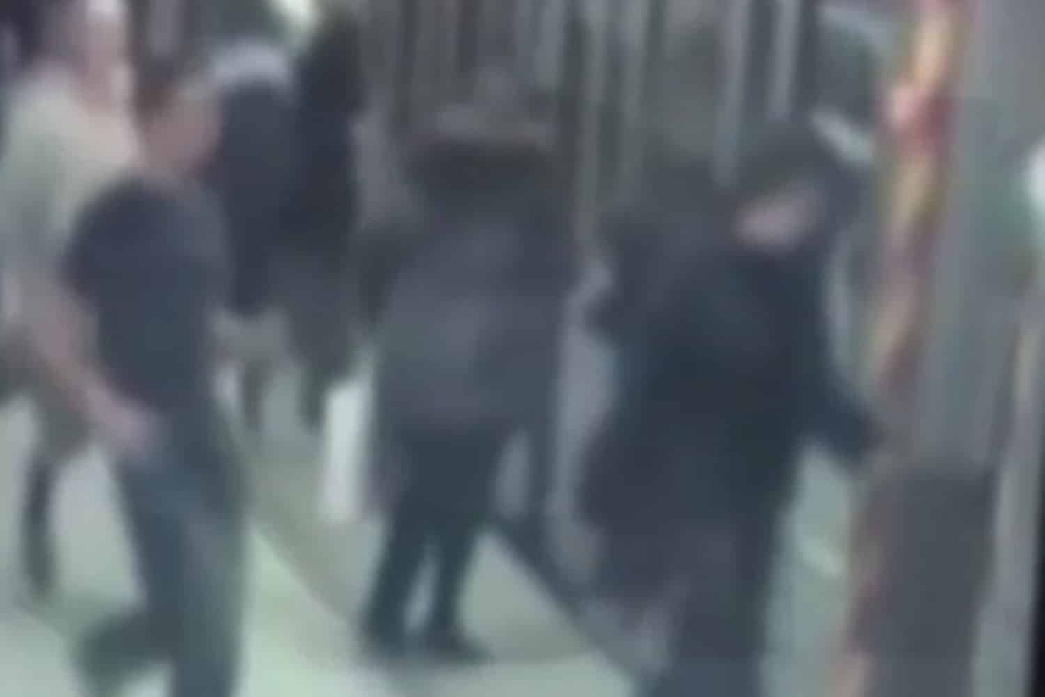 Μετρό: Πέντε Νεαροί Συνελήφθησαν για Επικίνδυνο “Challenge” στο TikTok – Έθεσαν Ζωή σε Κίνδυνο Κρεμόμενοι Έξω από Βαγόνι