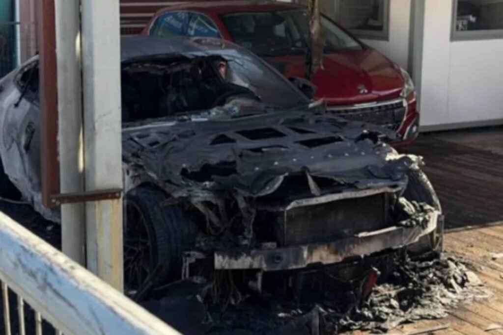 Πάτρα: Έμπρησμος σε μάντρα αυτοκινήτων με βενζίνη και φωτοβολίδα – Ο δράστης σε σκούτερ