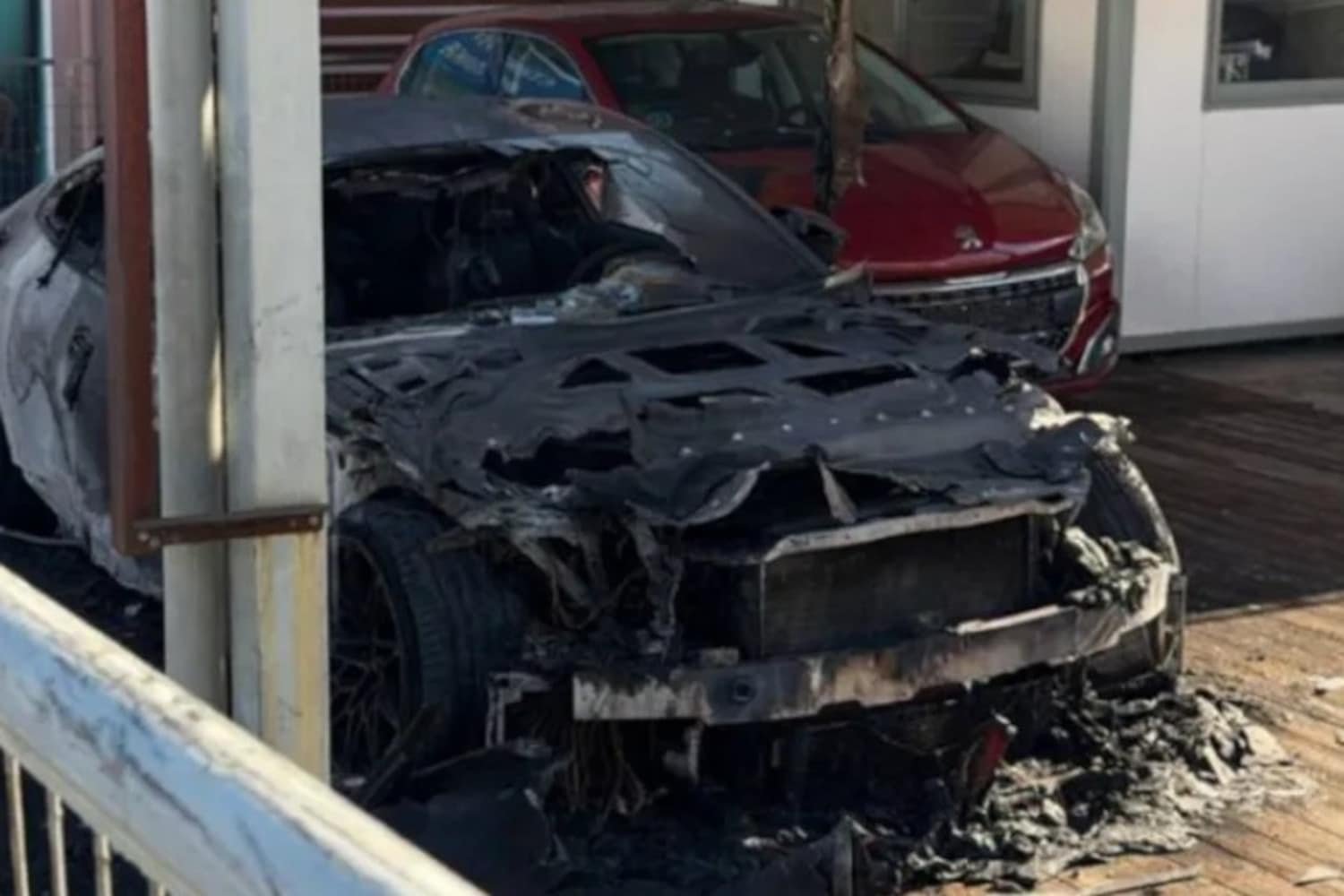 Πάτρα: Έμπρησμος σε μάντρα αυτοκινήτων με βενζίνη και φωτοβολίδα – Ο δράστης σε σκούτερ