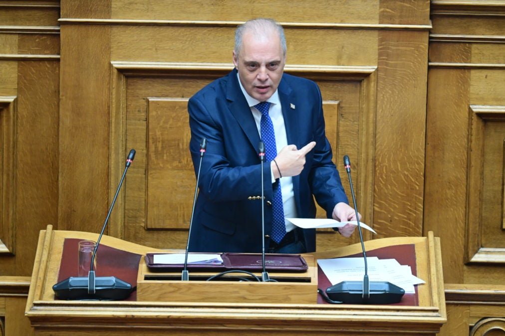 Βελόπουλος: Η κυβέρνηση δρα ως κοινός απατεώνας, με τη χώρα “ξέφραγο αμπέλι” για καρτέλ και ολιγάρχες