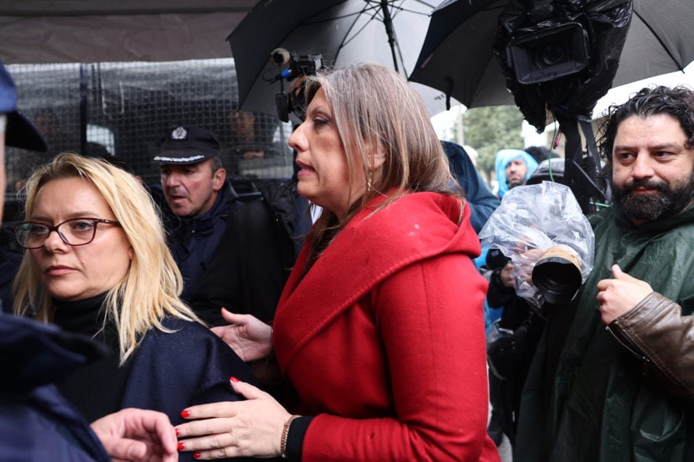 Η Ζωή Κωνσταντοπούλου αναδημοσιεύει στο TikTok βίντεο από τη δικαστική αίθουσα της δίκης των Τεμπών, διαμαρτυρόμενη για την παρουσία αστυνομικών