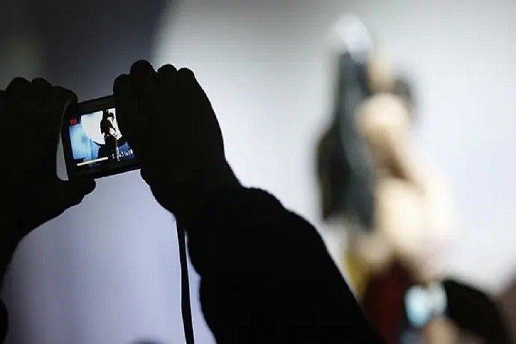 Θεσσαλονίκη: Δύο Άνδρες Καταδικάστηκαν για Revenge Porn Εις Βάρος Δημοφιλούς Influencer – Δικαστική Απόφαση Αφύπνισης