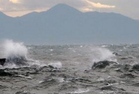 Σε αναμμένα κάρβουνα οι επιβάτες: Θυελλώδεις άνεμοι “παγώνουν” τα δρομολόγια πλοίων για Κρήτη και Αιγαίο