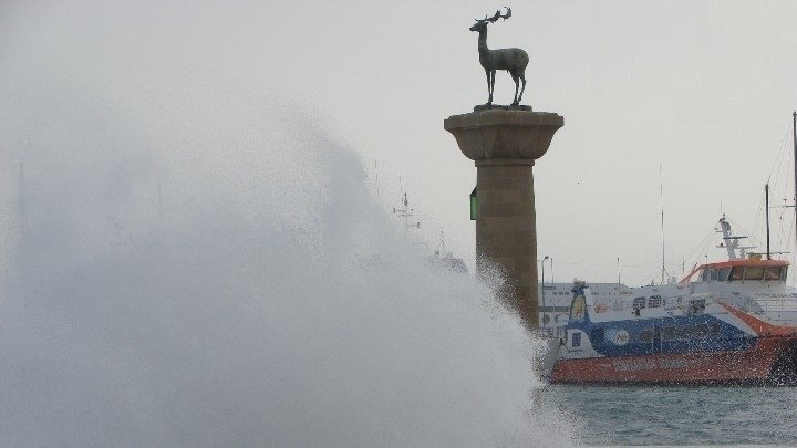 Κακοκαιρία στη Ρόδο: Προειδοποίηση 112 για περιορισμό μετακινήσεων εν μέσω έντονων ανέμων – Αναστάτωση σε δρομολόγια πλοίων και αεροπλάνων