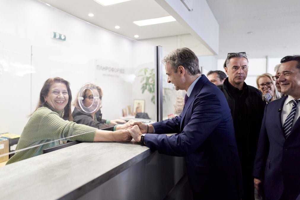 Επίσκεψη Μητσοτάκη στο νοσοκομείο «Μεταξά» – «Οι ασθενείς αναγνωρίζουν ότι γίνεται μια πολύ σπουδαία δουλειά»