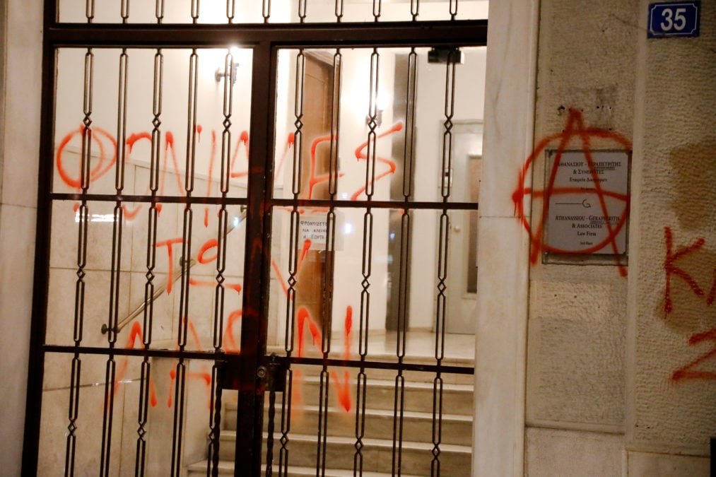 Αναρχικοί στο γραφείο του Γιώργου Γεραπετρίτη στην Ομήρου: Μπογιές, σπρέι και φυλλάδια