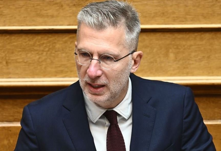 Άκης Σκέρτσος: Πόσα περισσότερα χρήματα φτάνουν τελικά στην τσέπη ενός νέου εργαζόμενου μετά τα κυβερνητικά μέτρα στήριξης;