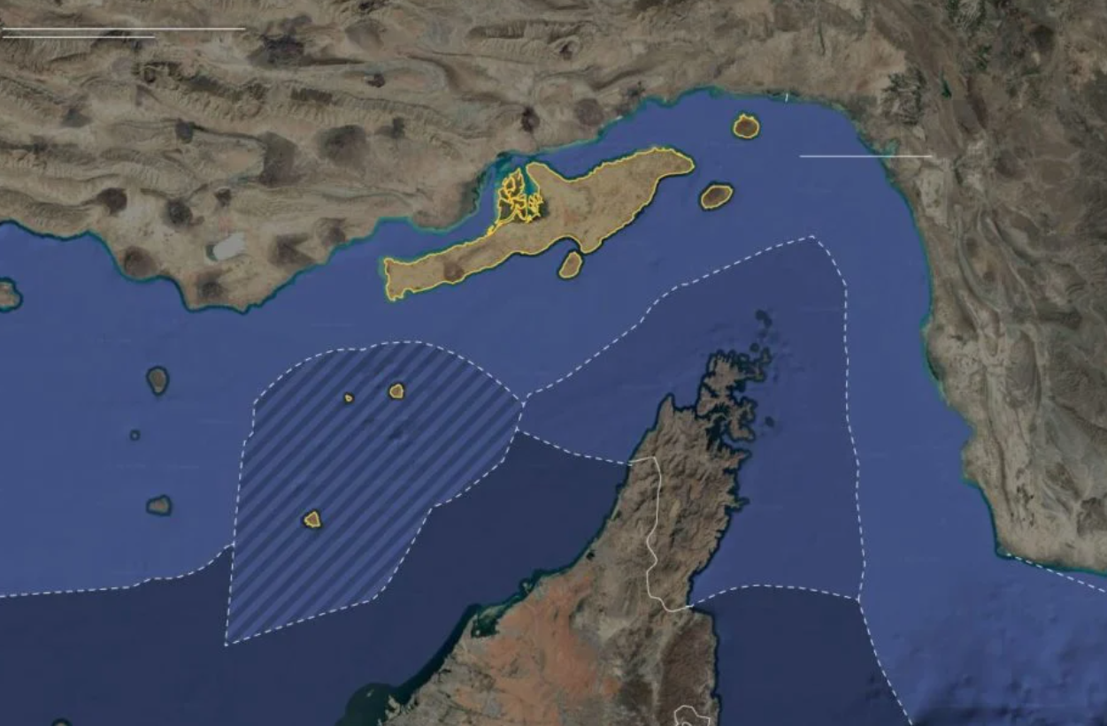 Ενεργειακή Κρίση στα Στενά του Ορμούζ: 2.190 Πλοία σε Αναμονή και Εκρηκτική Άνοδος Ασφαλίστρων