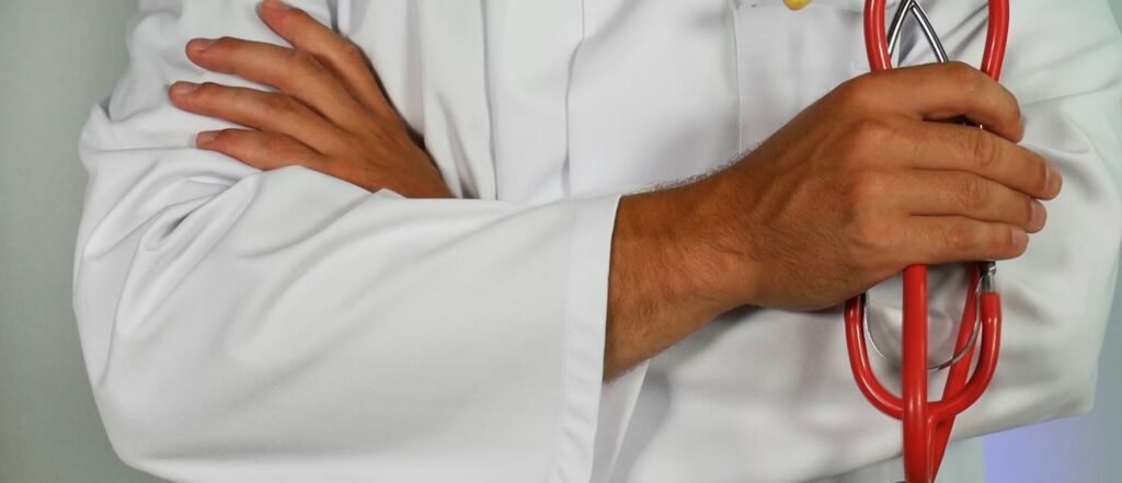 Η Φυγή 5.400 Γιατρών από την Ελλάδα σε 5 Χρόνια: Μπορεί ο Ιατρικός Σύλλογος Αθηνών να Αντιστρέψει το Brain Drain;