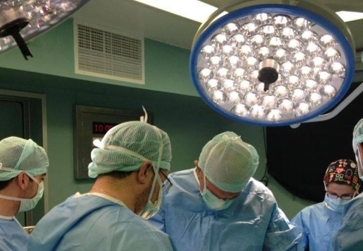 Σοβαρό ατύχημα στον Πειραιά: 17χρονος με κρίσιμα τραύματα στο κεφάλι μετά από παράσυρση από λεωφορείο – Εσπευσμένη χειρουργική επέμβαση στο Τζάνειο