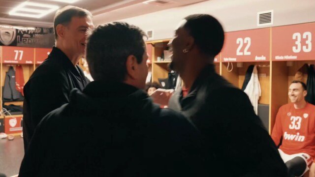 Ο Κίναν Έβανς Έκανε Απρόοπτη Επίσκεψη στα Αποδυτήρια του Ολυμπιακού Πριν το Ματς με τη Μύκονο (Βίντεο)