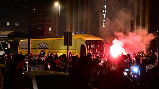 Νέα Φιλαδέλφεια Βράζει: Έξαλλοι Πανηγυρισμοί για την Θριαμβευτική Επιστροφή της ΑΕΚ μετά το ‘Καραϊσκάκης’ (Φωτογραφίες & Βίντεο)