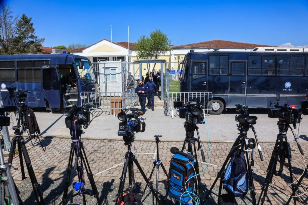 Δίκη Τεμπών: Νέες δικάσιμες στις 27 και 28 Απριλίου – Εντάσεις και καταγγελίες για παραβιάσεις