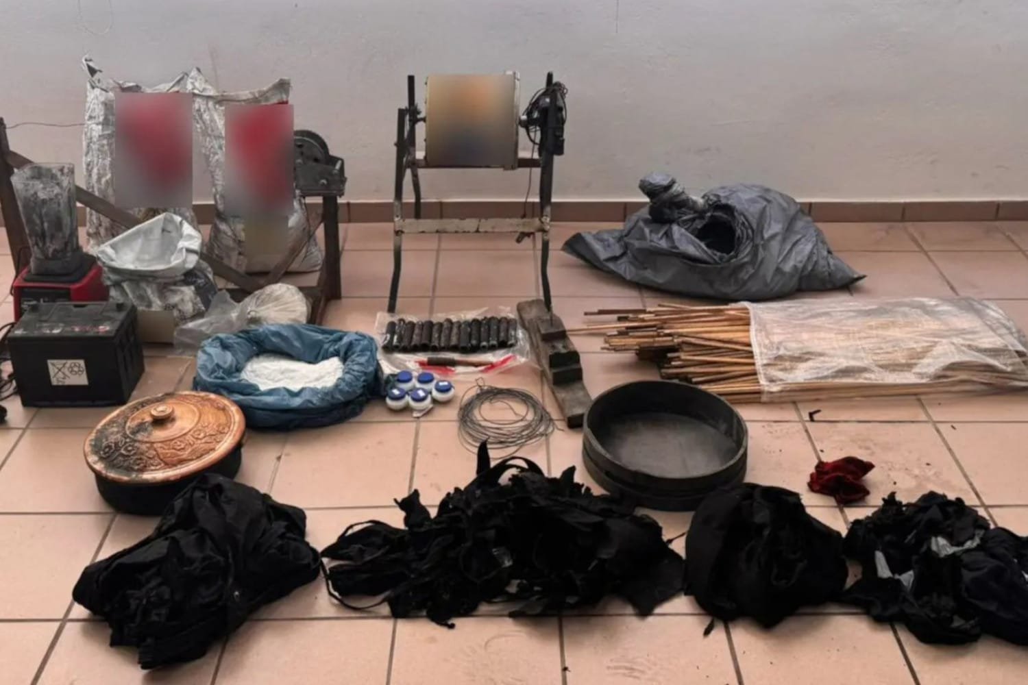 Χίος: Επτά συλλήψεις για παράνομη κατασκευή αυτοσχέδιων ρουκετών – Τραυματισμοί από ανάφλεξη υλικών σε αποθήκη