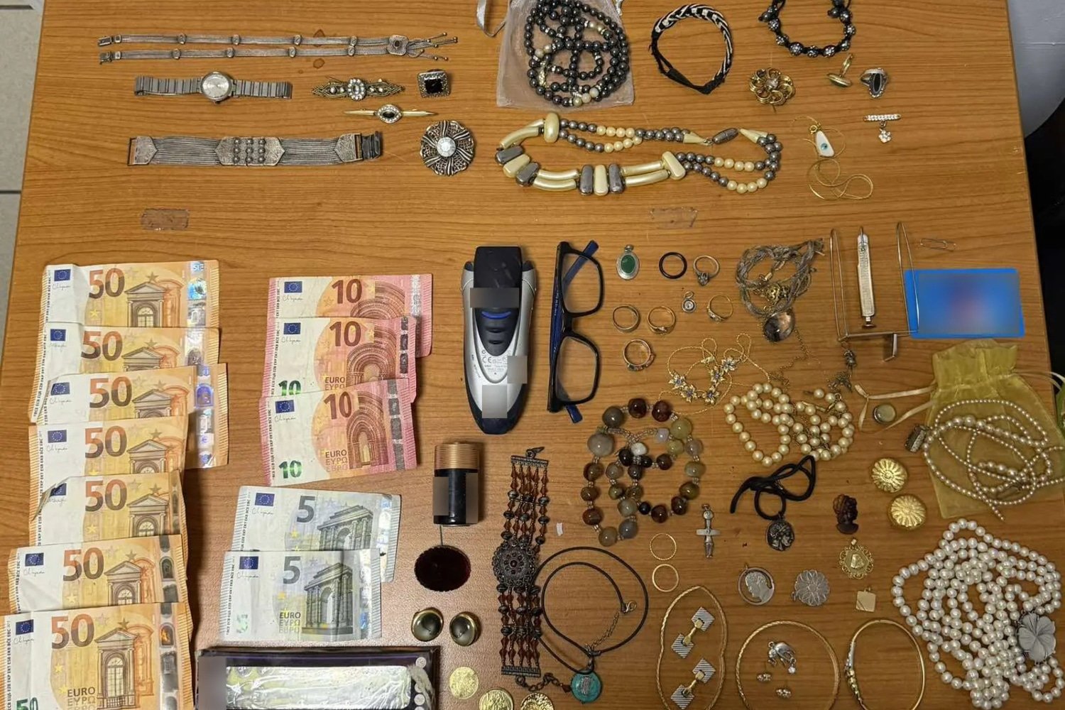 Πετρούπολη: Συνελήφθη “μαϊμού” υπάλληλος εταιρείας ενέργειας που αφαίρεσε κοσμήματα από ηλικιωμένη, μετά από αντίσταση