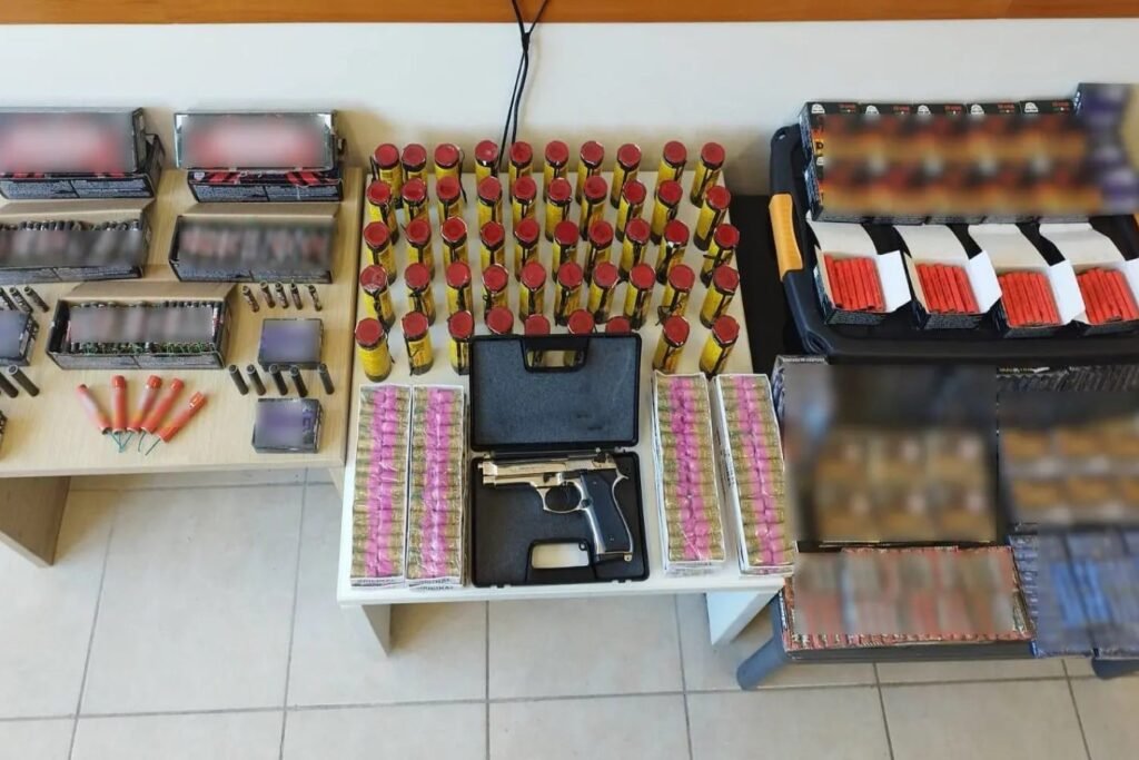 Επιχείρηση στην Πάτρα: 3.000 κροτίδες και πυροτεχνήματα κατασχέθηκαν, συνελήφθη ένας άνδρας για παράνομη εμπορία