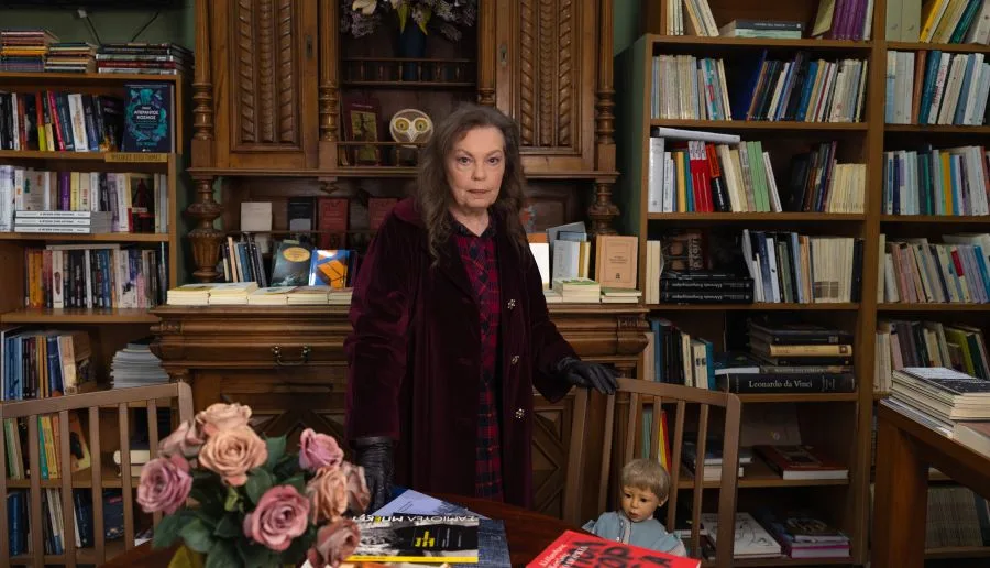 «Ο ουρανός κατακόκκινος στον γαλαξία της Αναγνωστάκη»: Η Ρούλα Πατεράκη ζωντανεύει τον εμβληματικό μονόλογο στο Θέατρο Ψυρρή