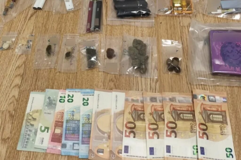 Σωφρονιστικός Υπάλληλος στην Αττική Συνελήφθη για Εισαγωγή και Διακίνηση Κανναβινοειδών μέσω Ταχυδρομικών Δεμάτων