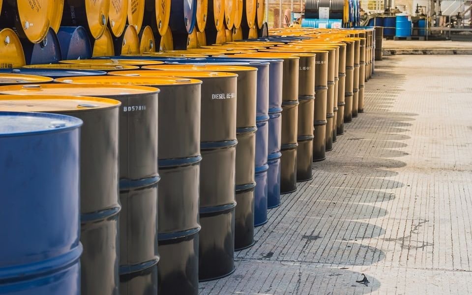 Ελλάδα: Απελευθερώνει 2 εκατομμύρια βαρέλια καυσίμων από στρατηγικά αποθέματα για τον έλεγχο των τιμών