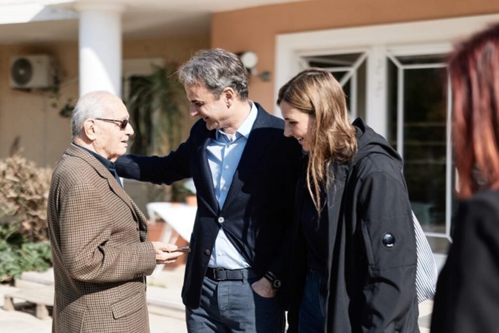 Επίσκεψη Κυριάκου Μητσοτάκη στο Γηροκομείο Αθηνών με την κόρη του Σοφία: Στόχος η ανακαίνιση και η αύξηση των φιλοξενούμενων