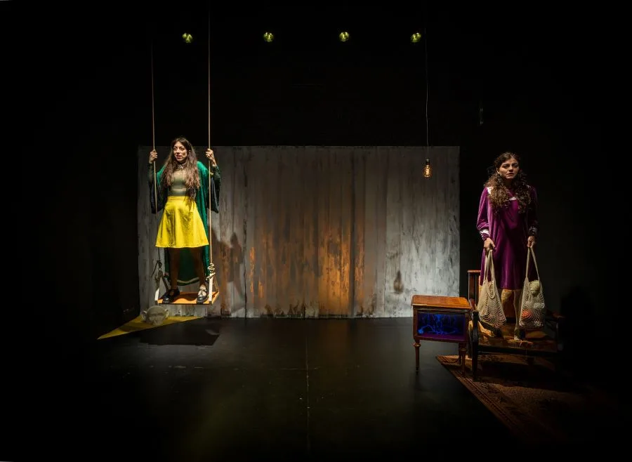 «Εσύ και τα σύννεφά σου»: Η παράσταση που παγώνει το γέλιο και κάνει τον τρόμο καθημερινότητα, παρατείνεται στο Θέατρο ΜΕΤΣ