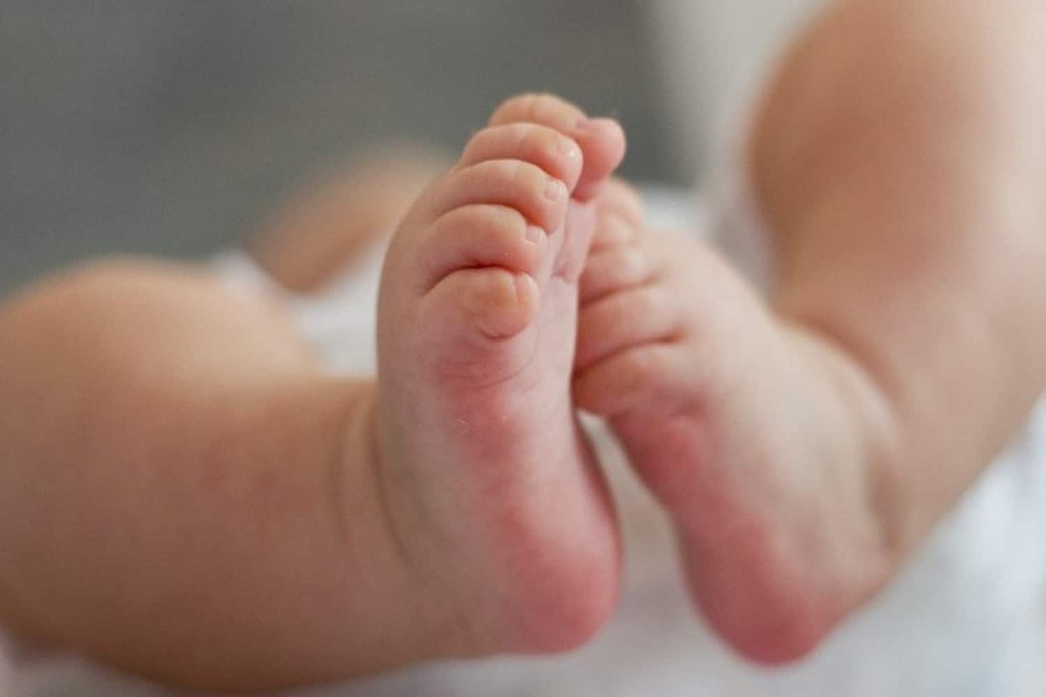 Σοκαριστικές Αποκαλύψεις για την Φρικτή Κακοποίηση Βρέφους στον Πύργο: Κατάγματα, Δαγκώματα και Εγκαύματα από Τσιγάρο