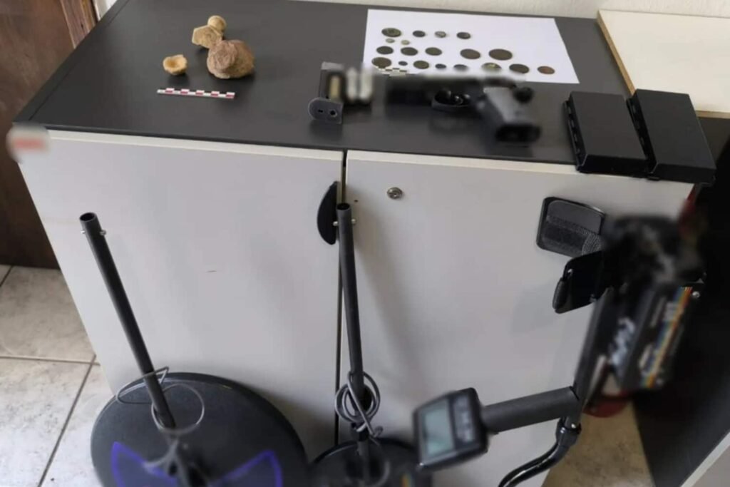 Στα χέρια της Δίωξης Οργανωμένου Εγκλήματος στα Κύθηρα ο “κυνηγός” αρχαιοτήτων που τις πωλούσε online