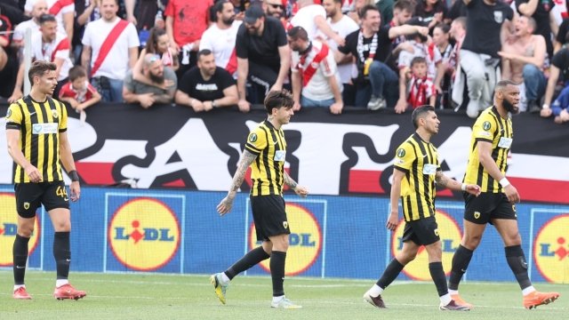 ΑΕΚ: Αναλύοντας τη δραματική αντίθεση στην αμυντική της λειτουργία μεταξύ Ελλάδας και Ευρώπης