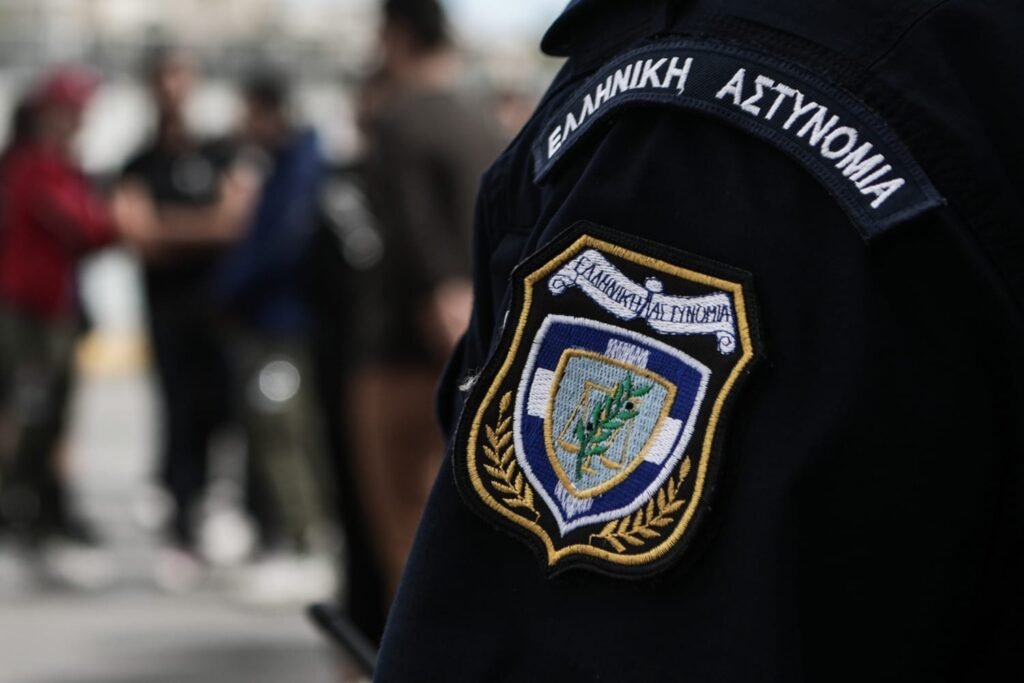 Άργος Μυκηνών: Αναζητείται 54χρονος ανθυπαστυνόμος μετά από καταγγελίες για ρίψη κροτίδων και απειλές σε συναδέλφους