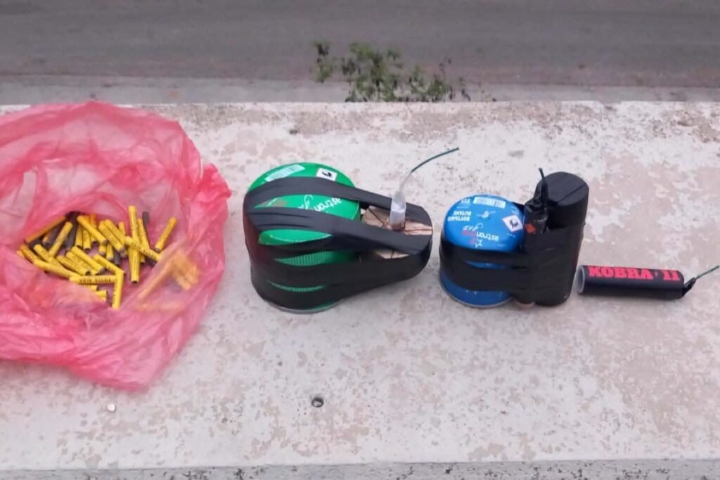 Σοβαρό περιστατικό στον Πειραιά: Κροτίδα εκτοξεύτηκε σε λεωφορείο με αστυνομικούς – 15χρονος συνελήφθη με εκρηκτικά