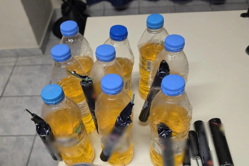 Εκτεταμένοι Έλεγχοι της ΕΛ.ΑΣ στην Αττική το Βράδυ της Ανάστασης: 14 Συλλήψεις και Κατασχέσεις Εκατοντάδων Μολότοφ και Φωτοβολίδων