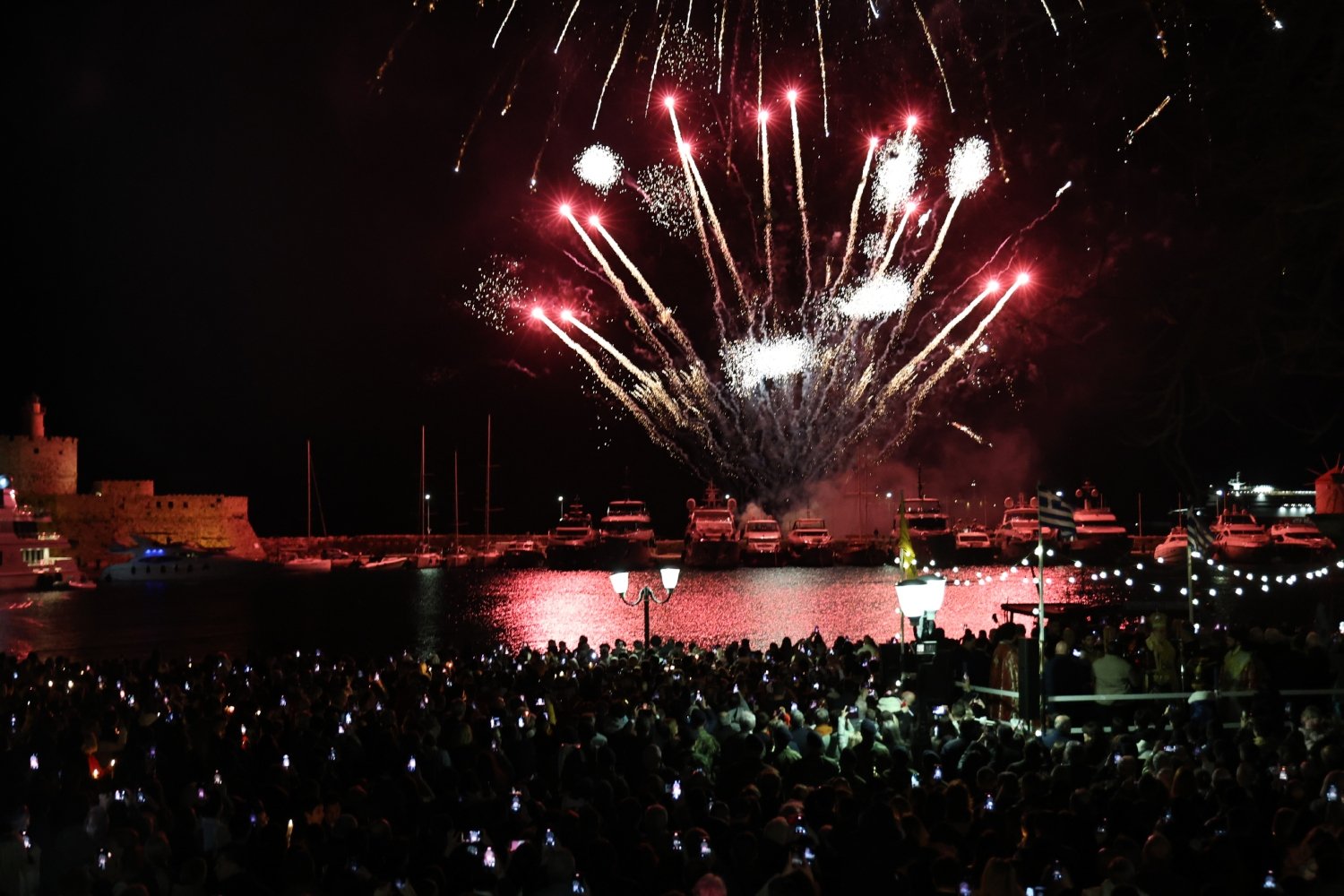 Πάσχα με τραυματίες από βεγγαλικά: 14 τραυματισμοί, εκατοντάδες συλλήψεις και κατασχέσεις